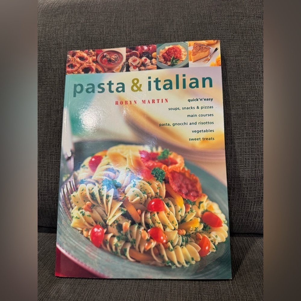 Pasta & Italian Cookbook by Robyn Martin